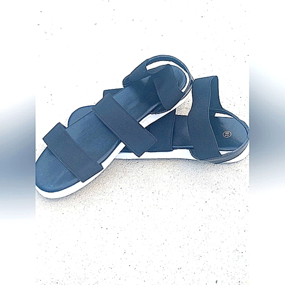NWOT BLACK STRAPPY SANDALS